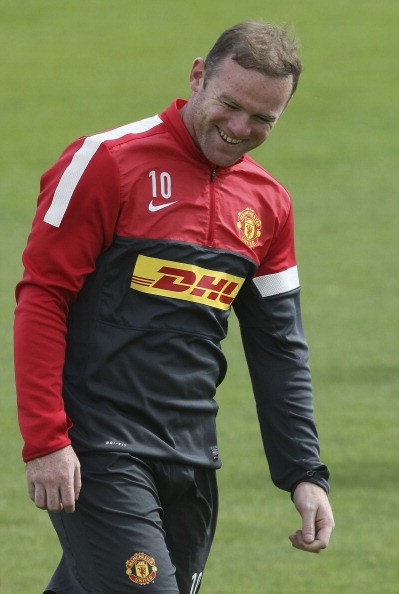 Rooney cười tươi rói...